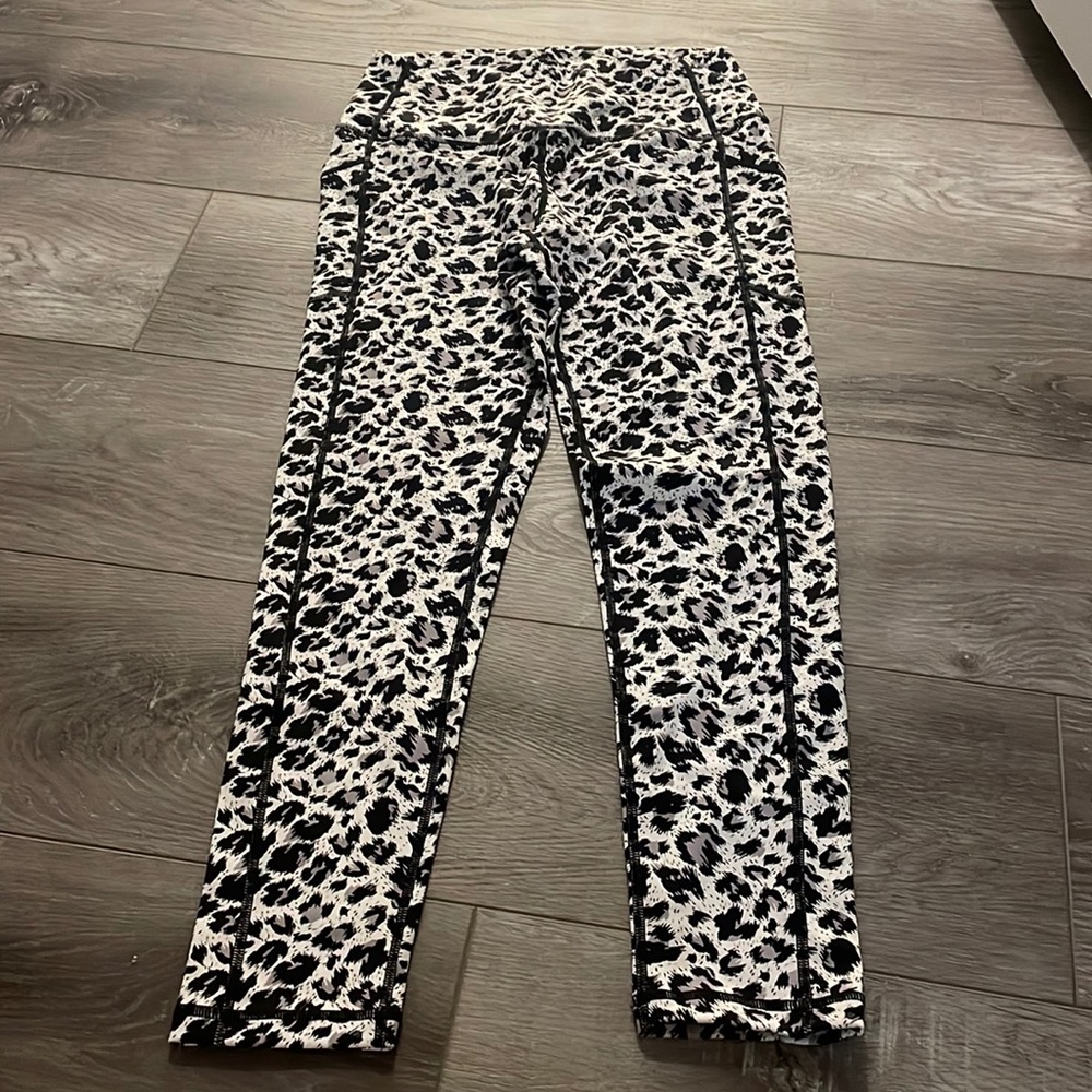 EUC Snow Leopard Pocket Brilliant Hi-Rise 7/8 size 8/10